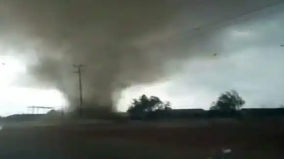 ¡Hijo ‘er diablo, corre! Un TORNADO sorprende a los margariteños y afecta 23 casas