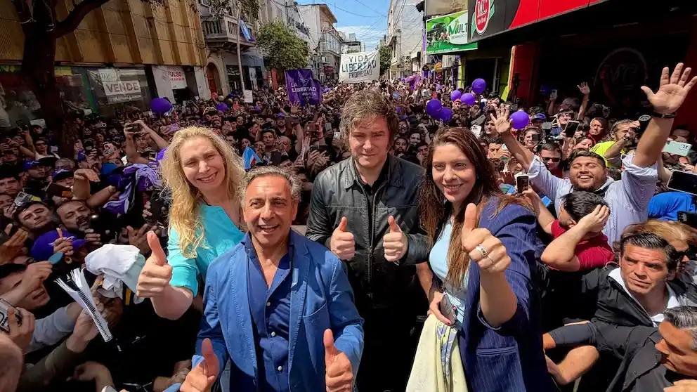 Javier Milei viajó a Santiago del Estero junto a su hermana Karina Milei y los candidatos locales. FOT: Infobae.