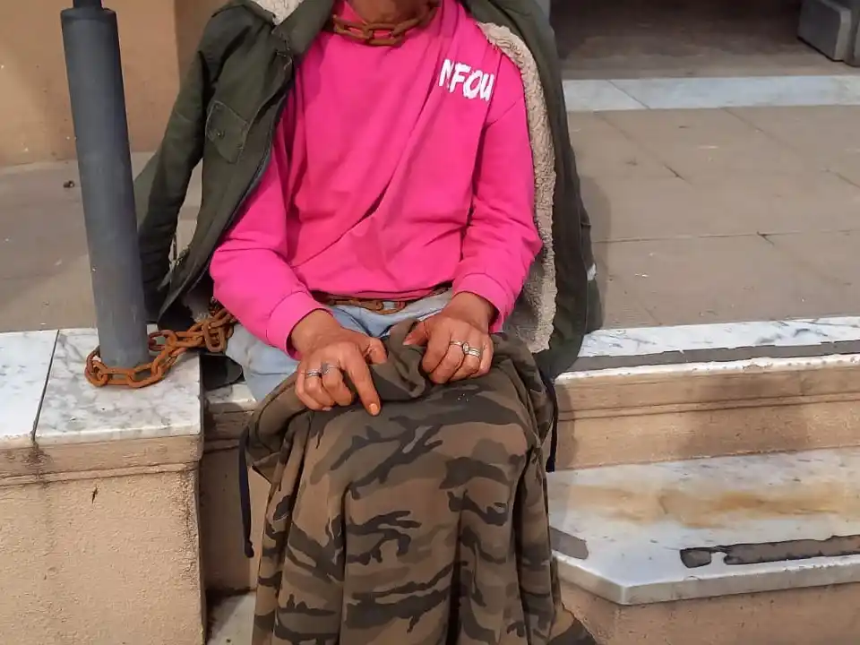 Mariana Chirino encadenada en la Municipalidad