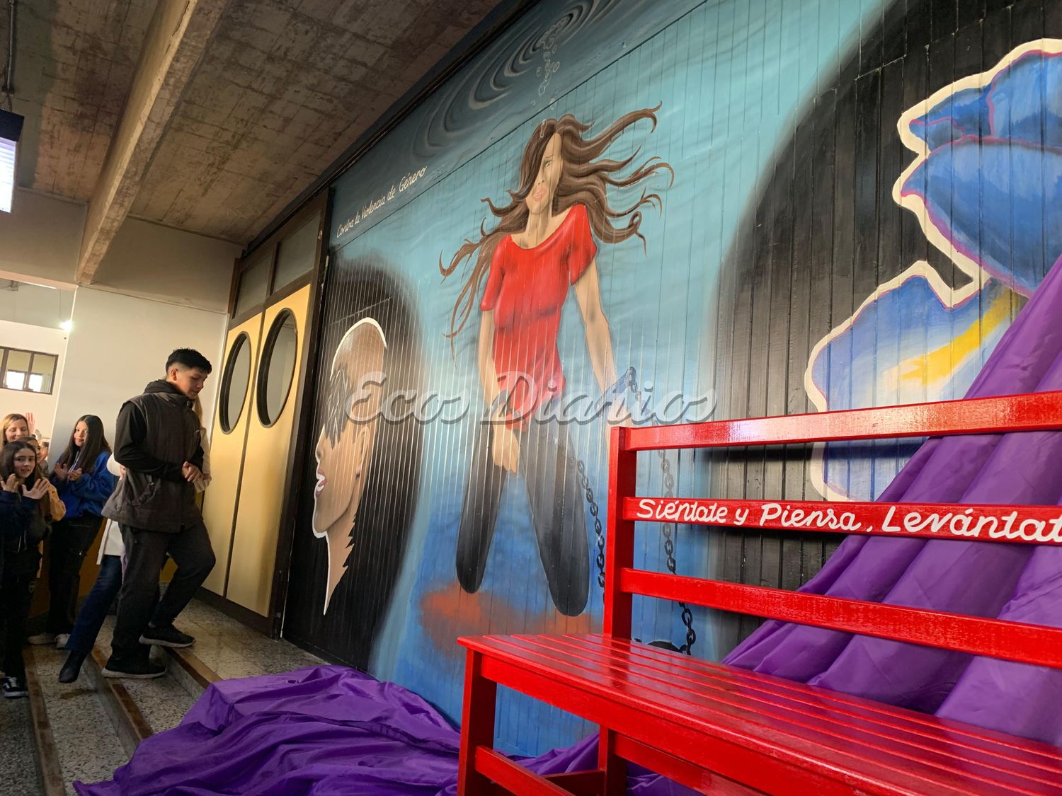 “Arte para Transformarnos” y el Banco Rojo, como símbolo de la visibilización de los femicidios en el mundo.