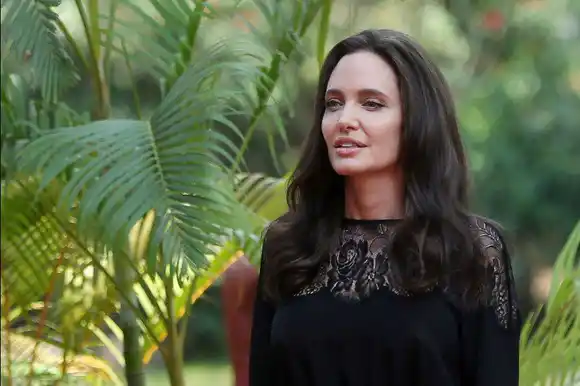 ¿SERÁ? Pillan a Angelina Jolie junto a un actor