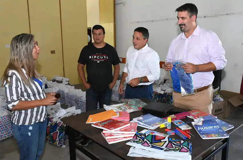 Entrega de útiles escolares en Miramar