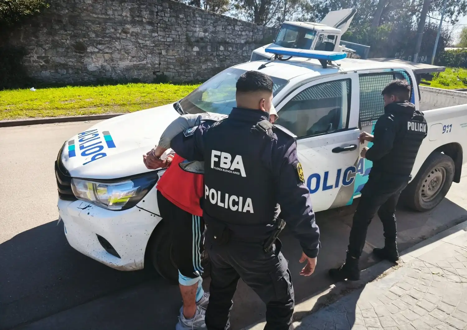 A partir de un operativo cerrojo, los agentes lograron interceptar a uno de los sospechosos y constataron que pesaba sobre él un pedido de captura activo.