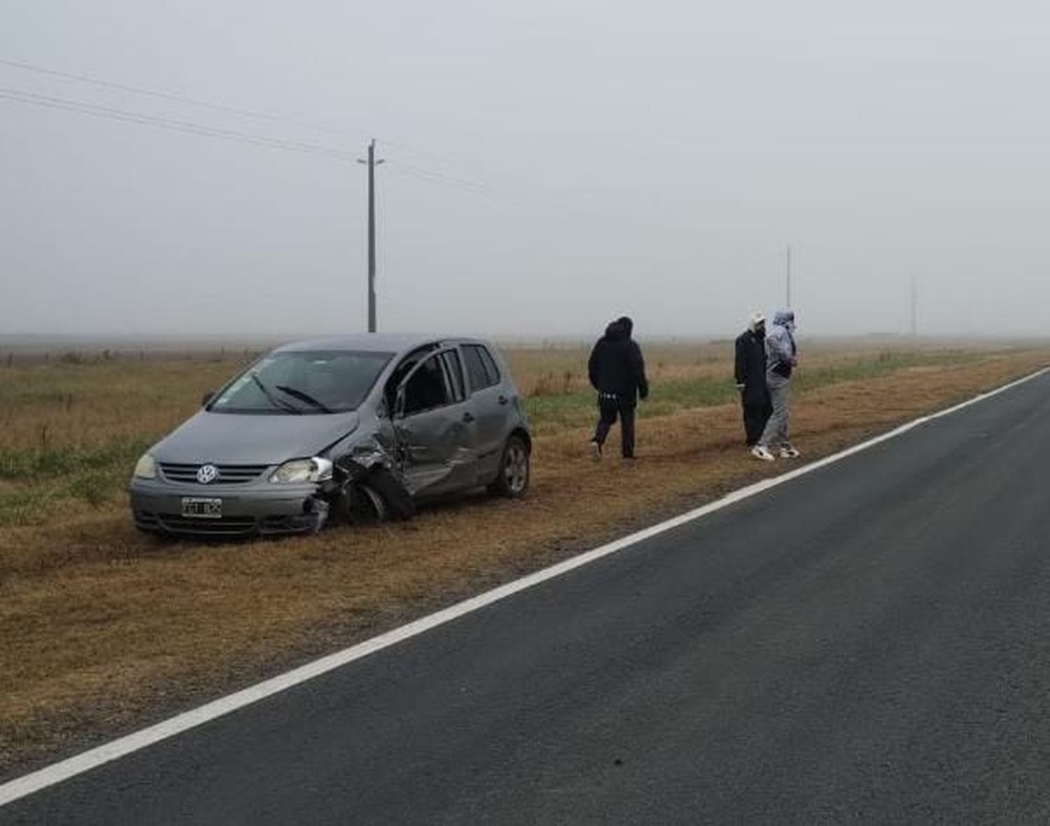 El VW Polo muestra los daños sobre el lado del conductor.