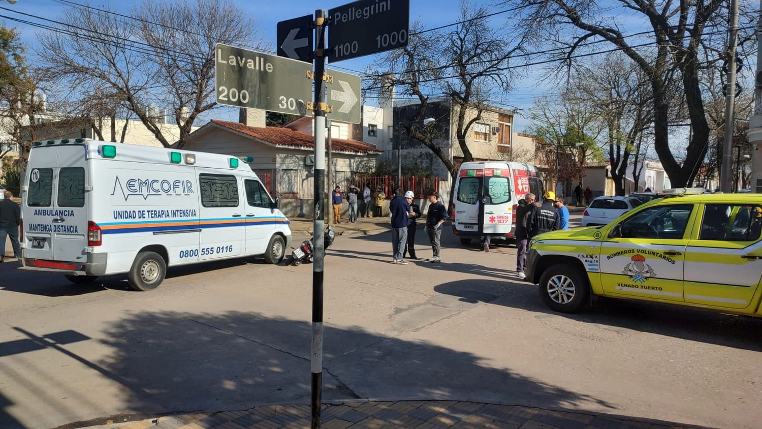 Bomberos y SIES atendiendo a un joven motociclista herido en Pellegrini y Lavalle.