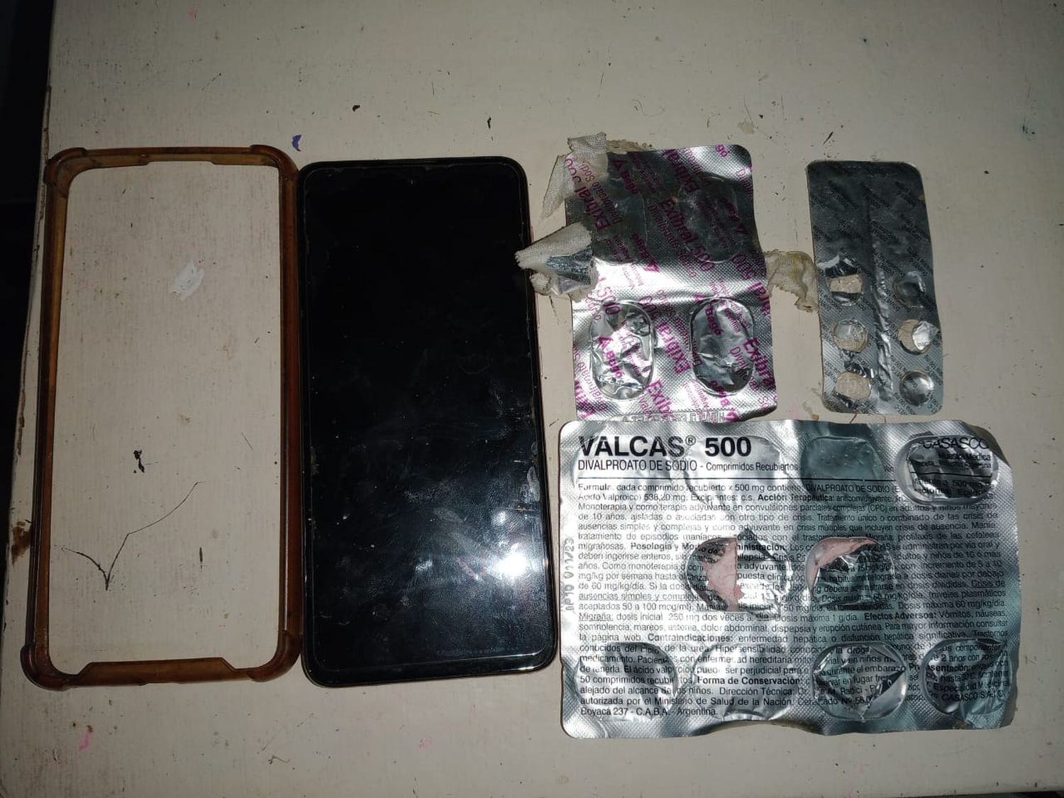Allanaron el domicilio de una mujer que le daba pastillas a su hija menor de edad sin estar enferma