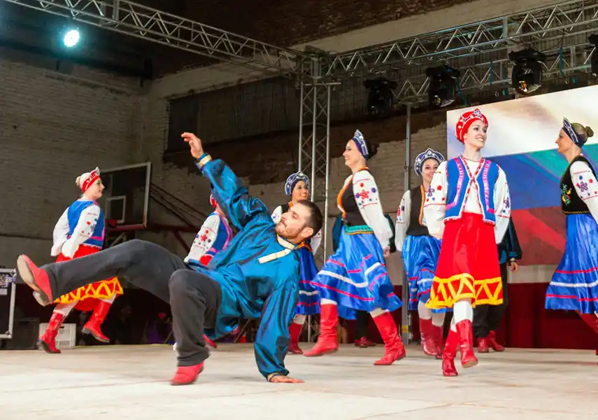 Música, danzas y comidas típicas en el Encuentro de Colectividades