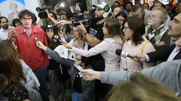 Video: Escándalo con los periodistas despedidos en Radio Nacional