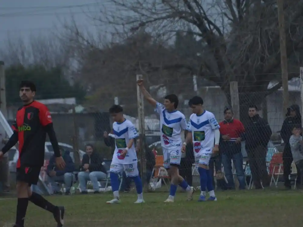 Mario Dalmón abrió la victoria de Sportivo Larroque y llegó a su undécimo gol en diez fechas (Crédito: Magaa Escalante).