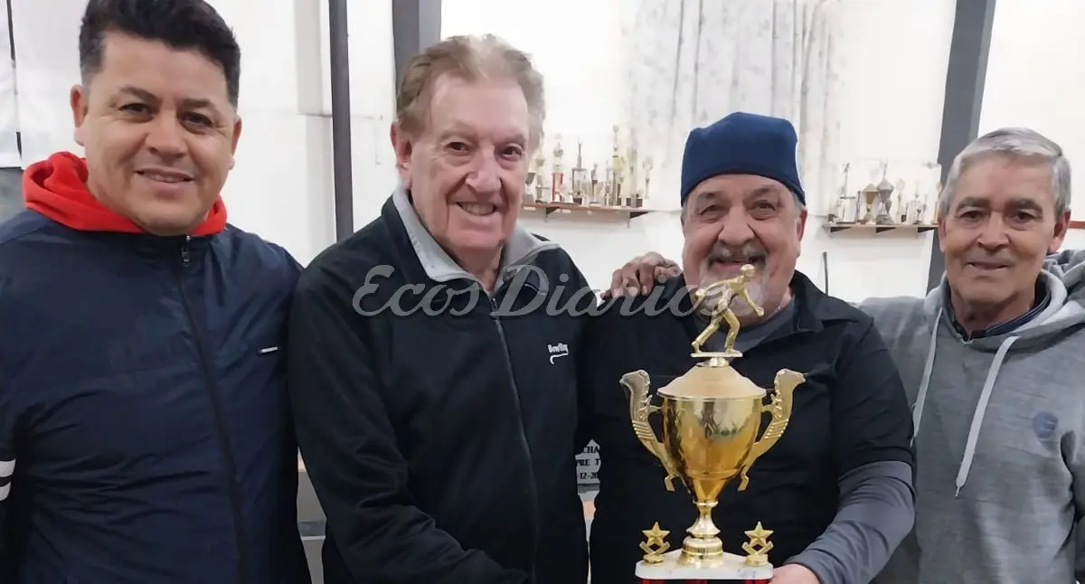 Los campeones, Horacio Arano y Andrés Serra, junto a organizadores Roberto Pacheco y Abel Gómez