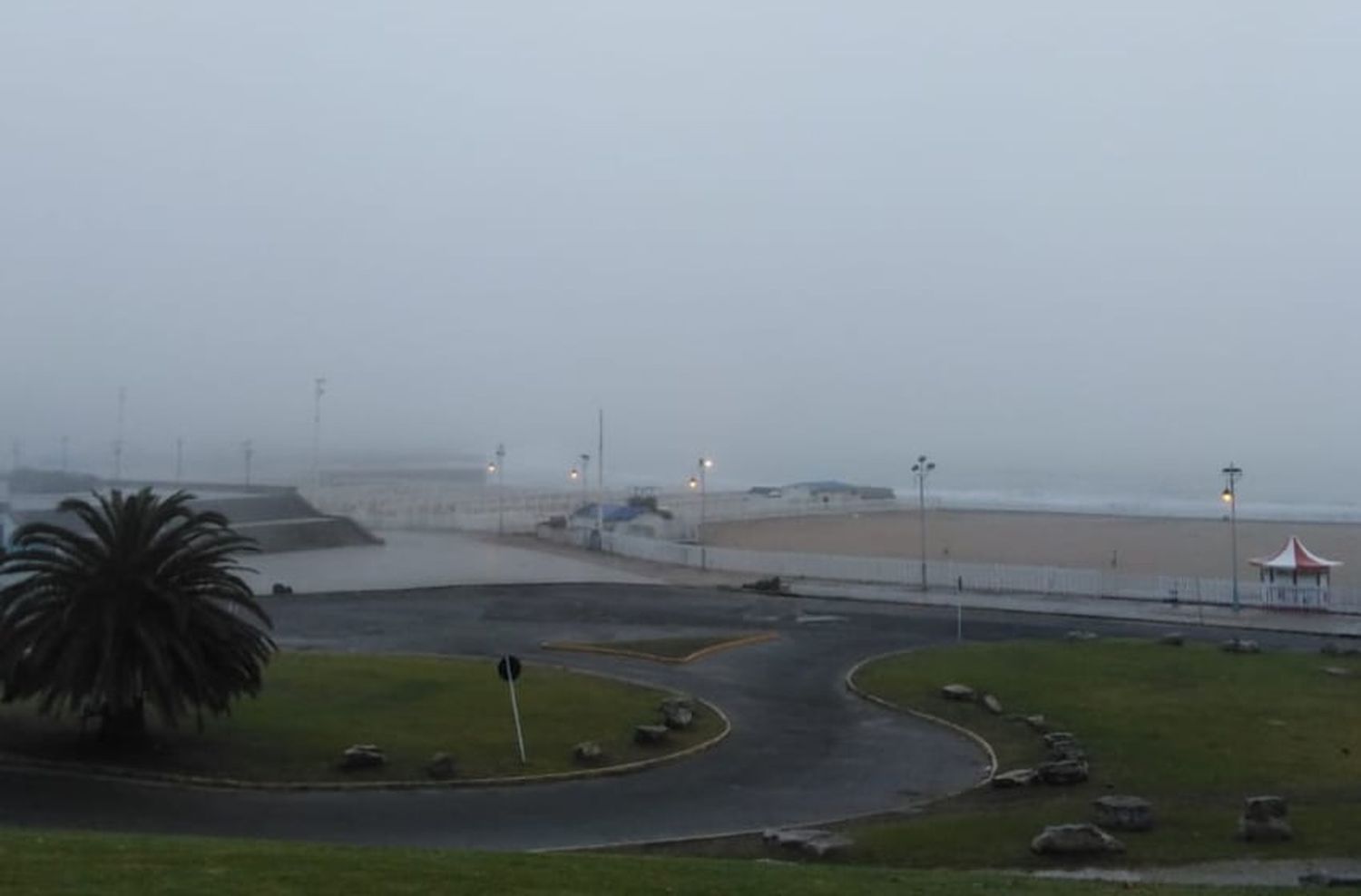 Advertencia violeta por niebla intensa en la ciudad