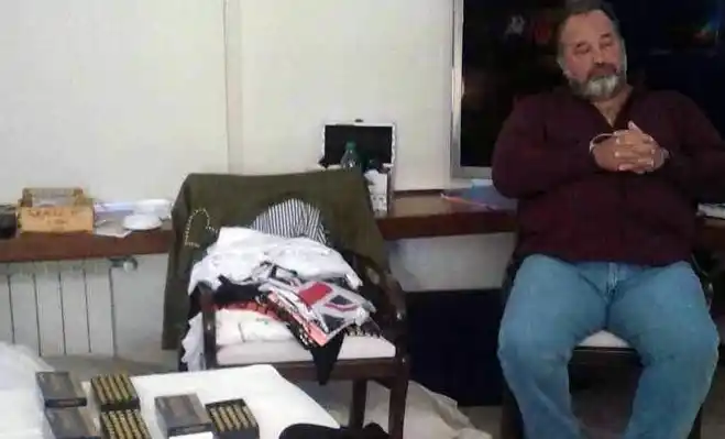 Detuvieron a gremialista con autos de lujo, una caja fuerte llena de dólares y armas de guerra