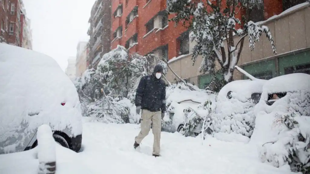 Tres muertos, cierres de rutas y cancelación de vuelos por la histórica nevada en España