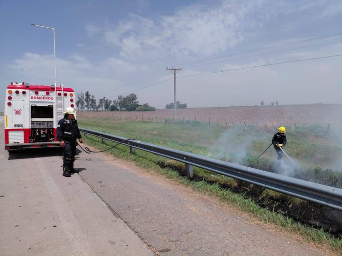 Rápida intervención para extinguir un incendio en la banquina en Ruta 19 - 1