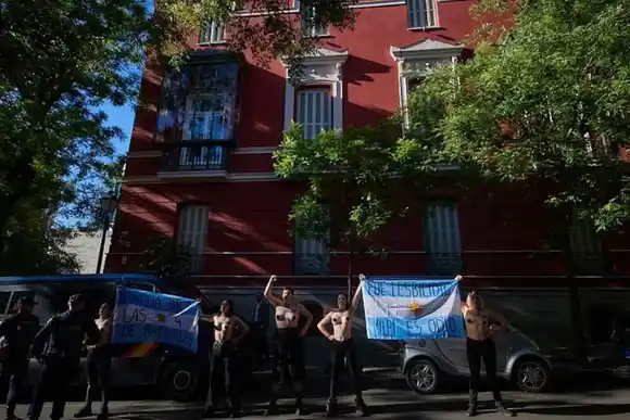 Militantes feministas se desnudaron frente a la Embajada argentina en España para repudiar la presencia de Milei