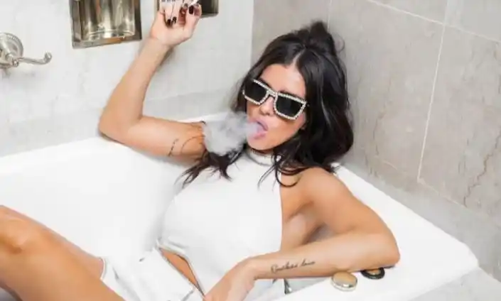 La China Suárez estuvo en la mesa de Juana Viale y sorprendió con un vestido de feria americana