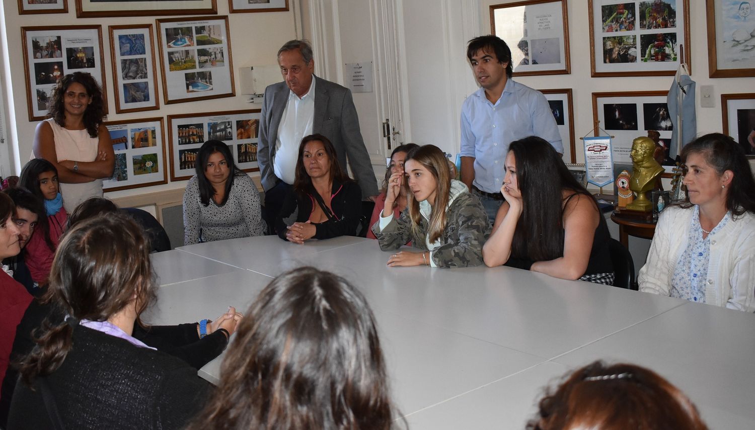 El intendente Lunghi se reunió con los jóvenes que vivirán en la Casa del Estudiante Rural y sus padres