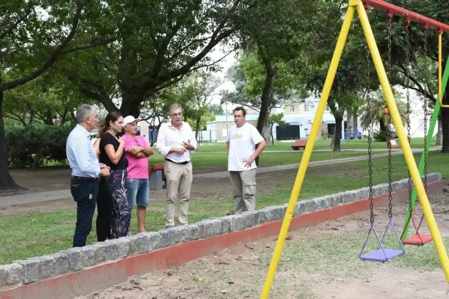 Castellano en la Plaza de la Democracia del Barrio Los Nogales