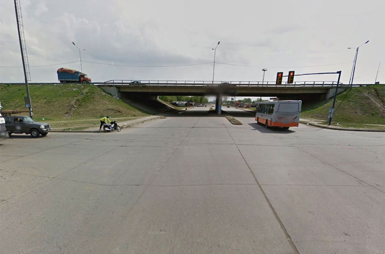 Fatal siniestro vial en Circunvalación: falleció una mujer que iba en moto e impactó contra un camión