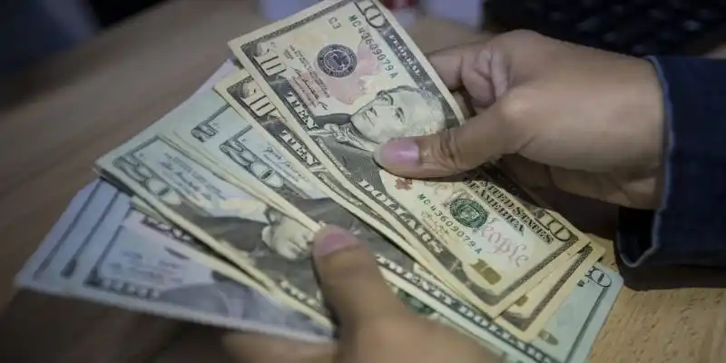 Dólar paralelo se dispara en Venezuela: supera los 400.000 bolívares