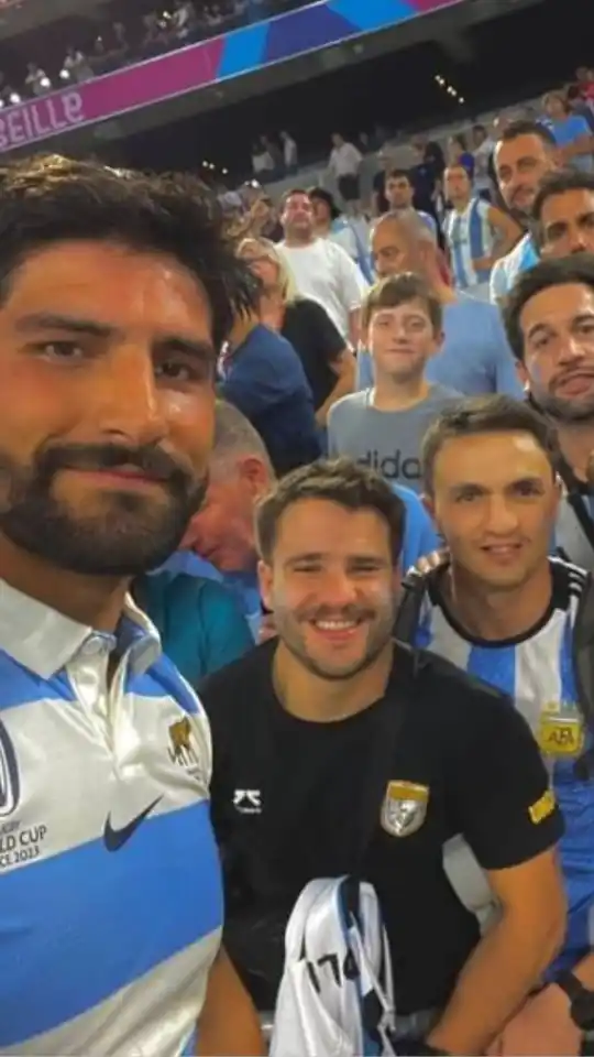 Bruni, con amigos en el estadio de Marsella.