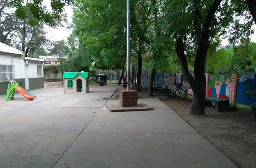 El ministerio de Educación garantizó los bancos para los niños que egresen de los jardines de infantes