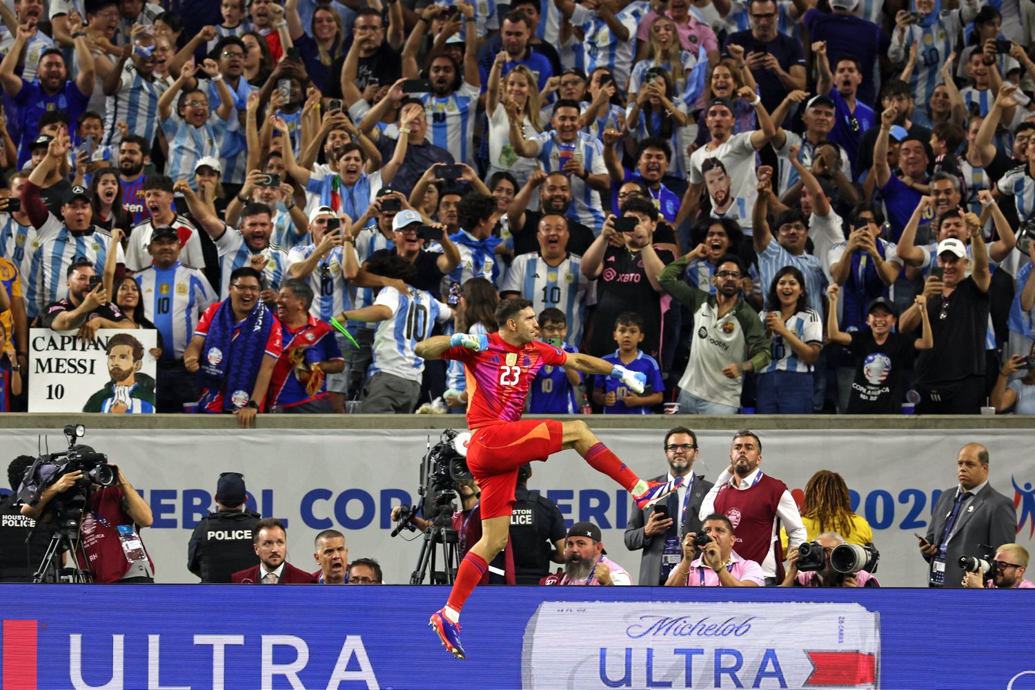 Dibu Martínez se vistió de héroe una vez más y Argentina está entre los cuatro mejores de la Copa América