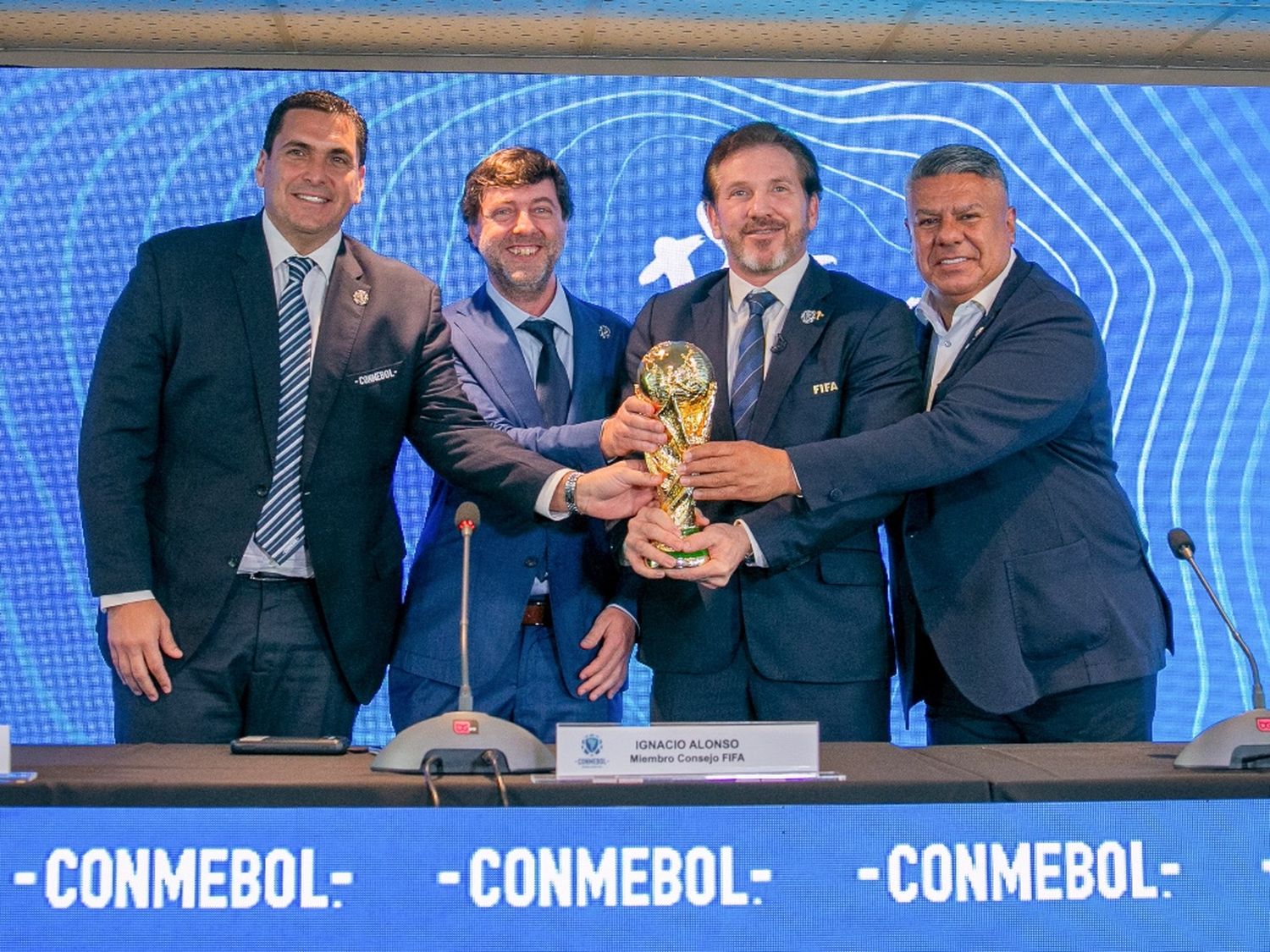 Domínguez y Tapia, junto a los presidentes de las federaciones de Uruguay y Paraguay.