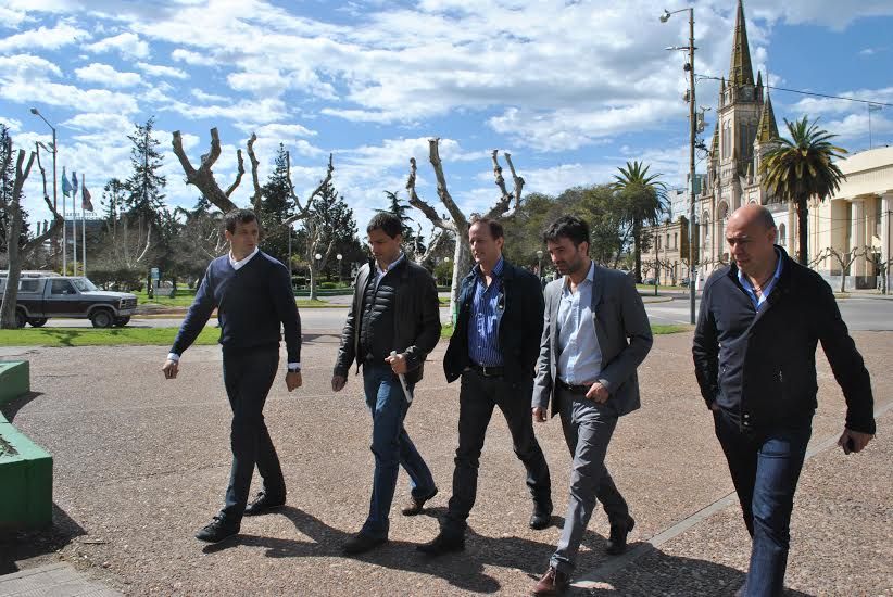 Con reclamos a Scioli, Insaurralde recorrió Bolívar junto a Intendentes de los Oktubres