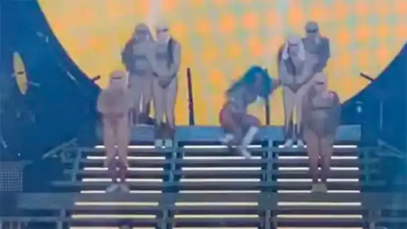 Karol G se cayó de una escalera durante un show en Miami