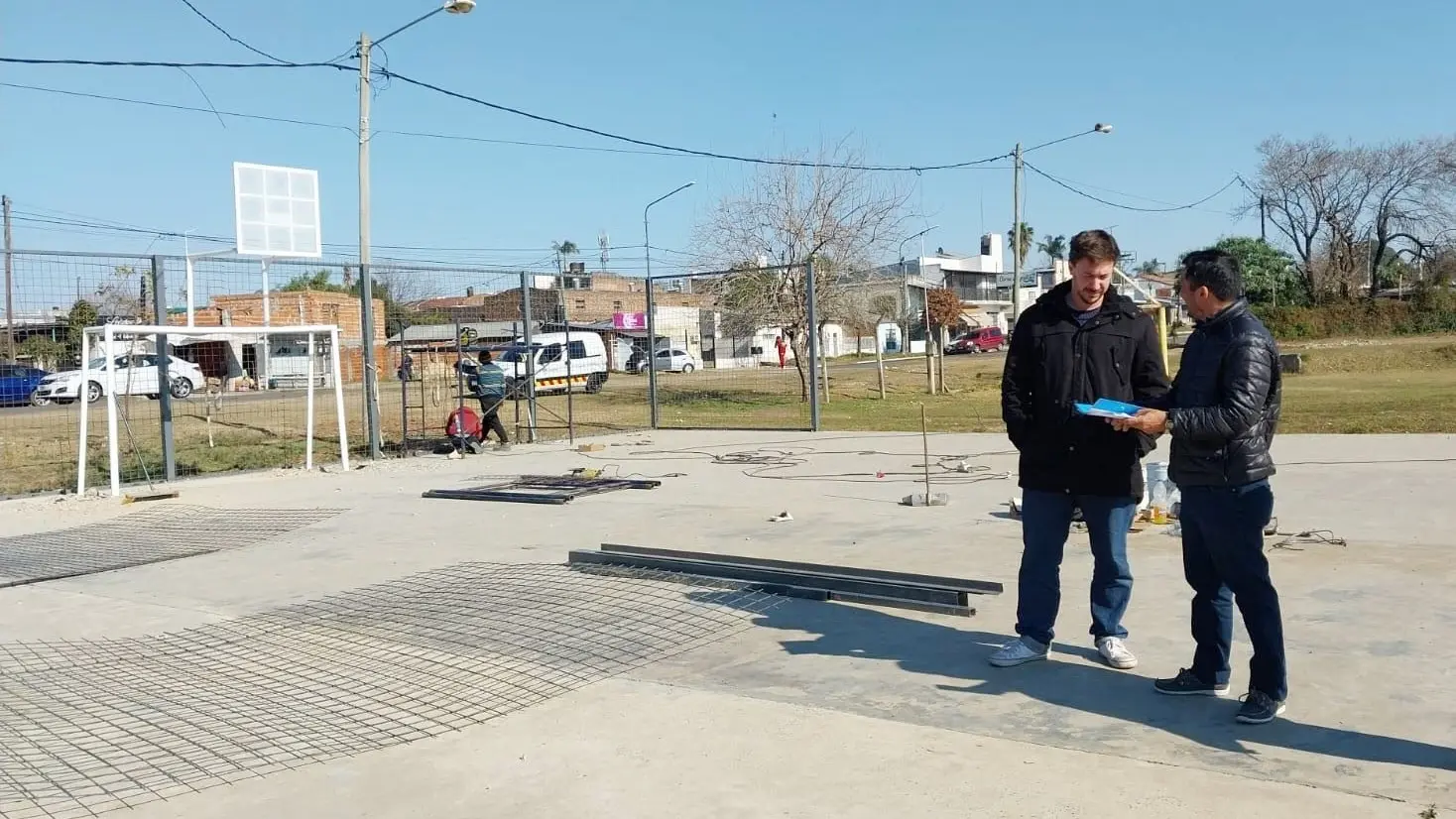 Avanza la puesta en valor del playón deportivo en el barrio General Lamadrid