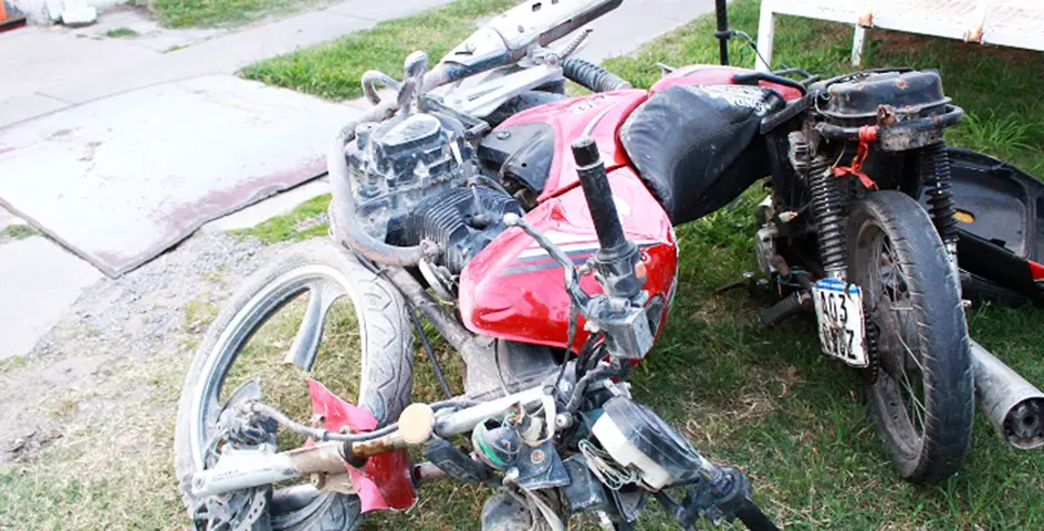 Un joven motociclista perdió la vida al colisionar con un camión