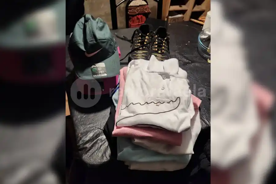 Rompió la vidriera de una tienda de ropa y se llevó varias prendas: es menor de edad