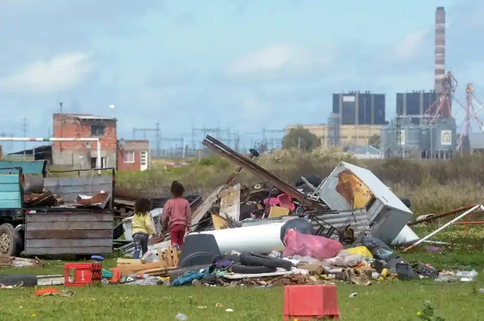 Según un estudio multidimensional más de 80 mil personas son pobres en Bahía Blanca