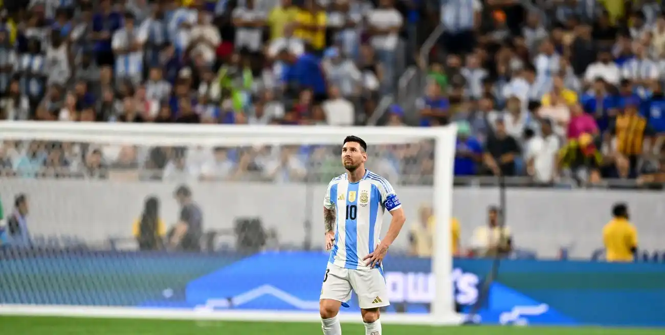Lionel Messi y una imagen extraña para los últimos años de éxito de la Selección. No estaba bien física o anímicamente. Foto: Reuters