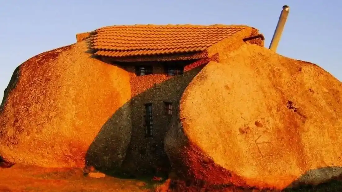 La casa construida entre cuatro rocas que se convirtió en un ícono de la arquitectura sustentable