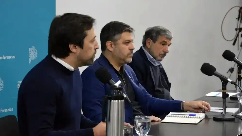 El ministro de Gobierno, Carlos Bianco, junto a Nicolás Kreplak y Roberto Salvarezza.