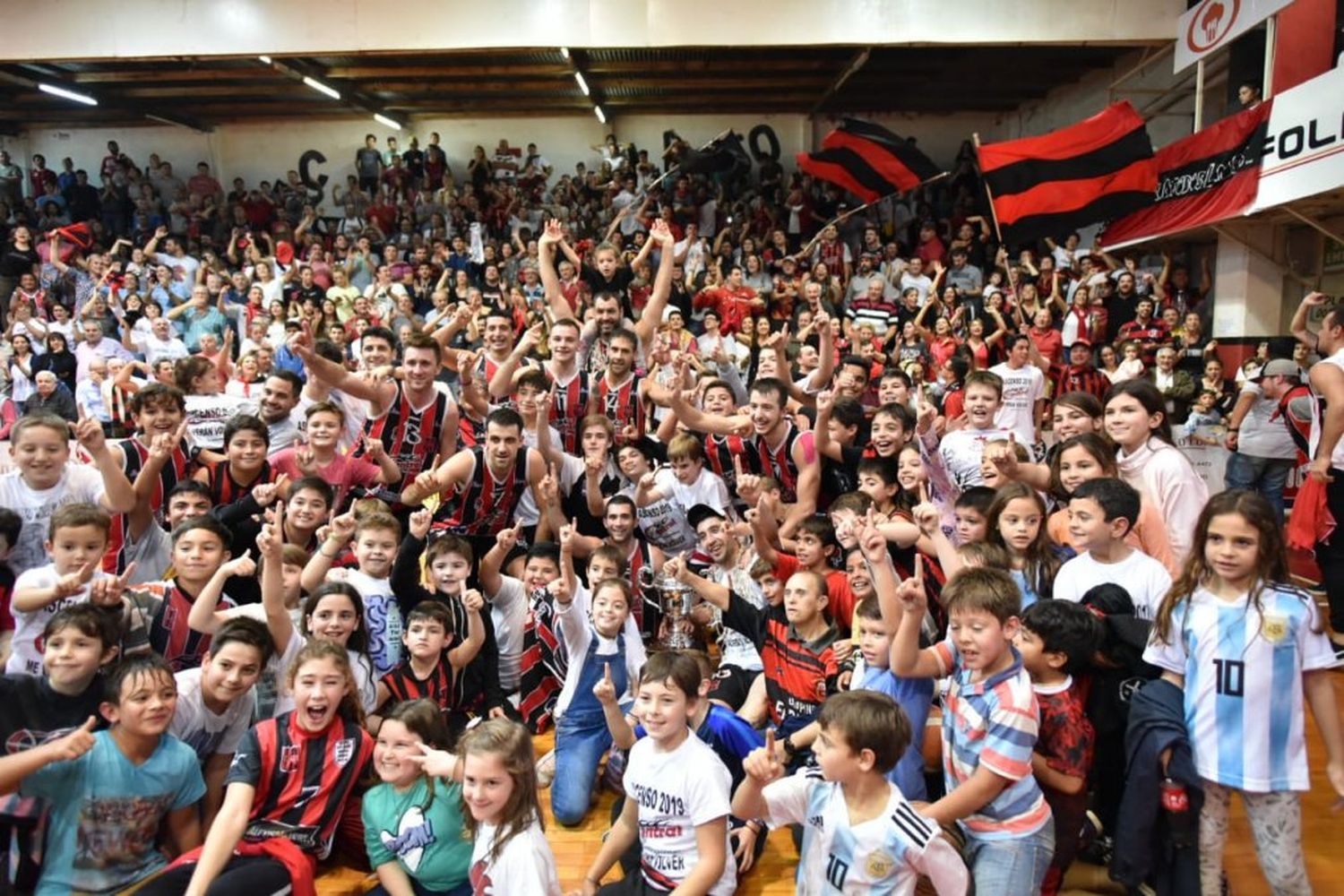 Festejo multitudinario entre el plantel y los hinchas tras la consagración.