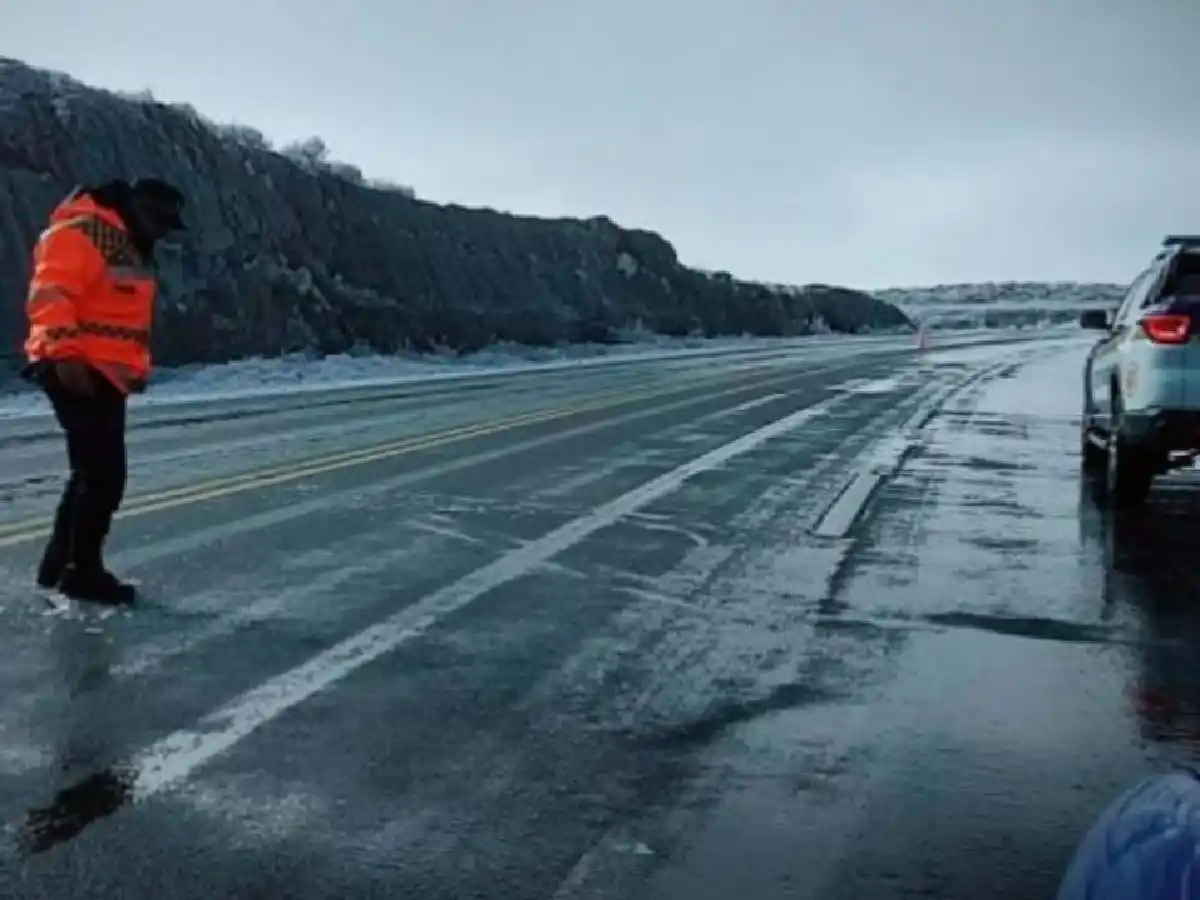 Advierten sobre hielo en el Camino a las Altas Cumbres