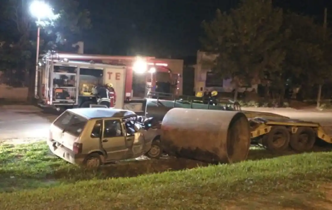 Un hombre perdió la vida al impactar su auto contra un camión estacionado