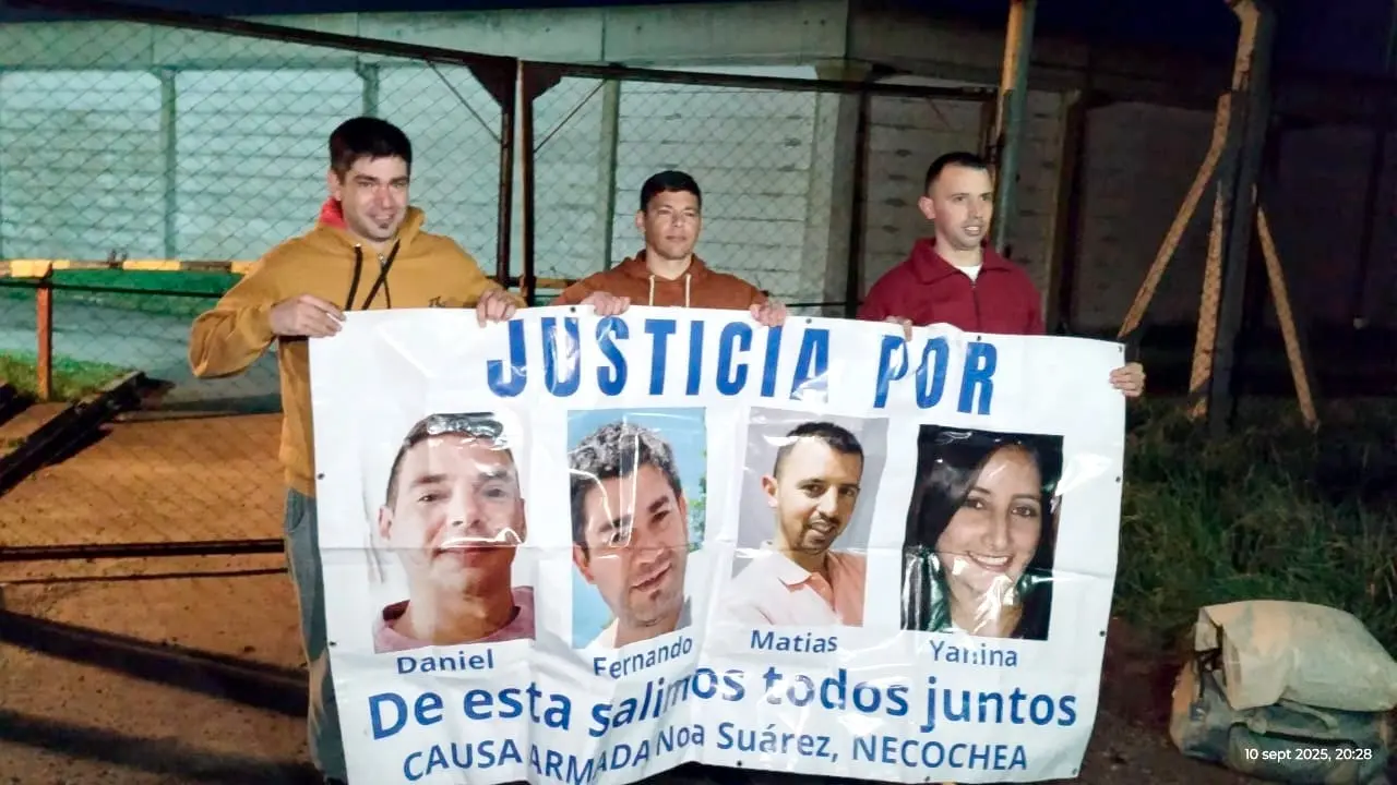 los tres agentes en la puerta de la Alcaidía Nº 44, en estos momentos