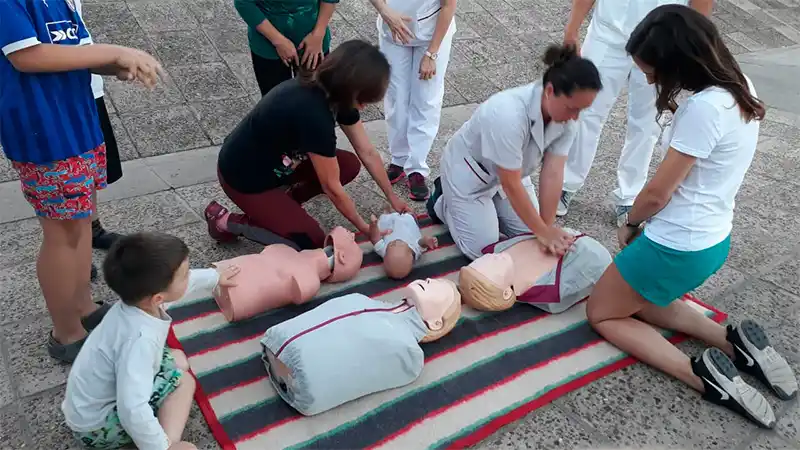 Enseñarán técnicas de RCP en las escuelas secundarias: Los detalles de la ley