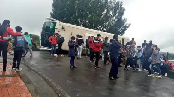 TREMENDO SUSTO se llevan el chofer y 18 niños al volcarse bus escolar en Cundinamarca. Todos salieron ilesos