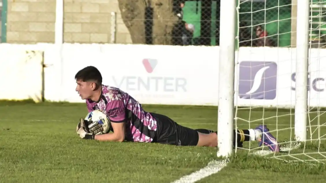 Moris es uno de los arqueros de Santamarina.