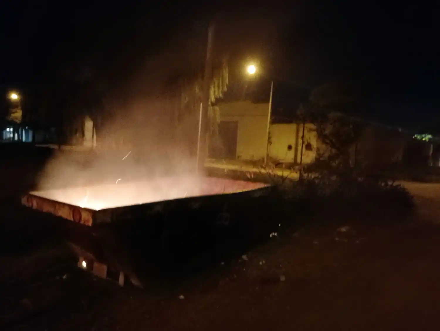 Las llamas consumieron todo lo que había en el interior.