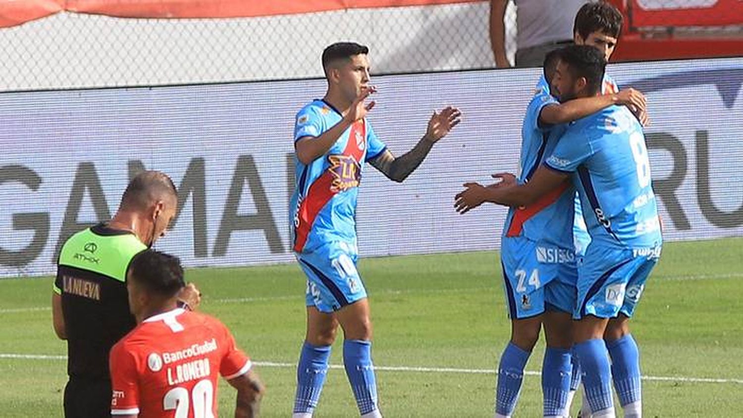 Independiente cayó 4 a 3 en el final ante Arsenal y quedó afuera de la pelea