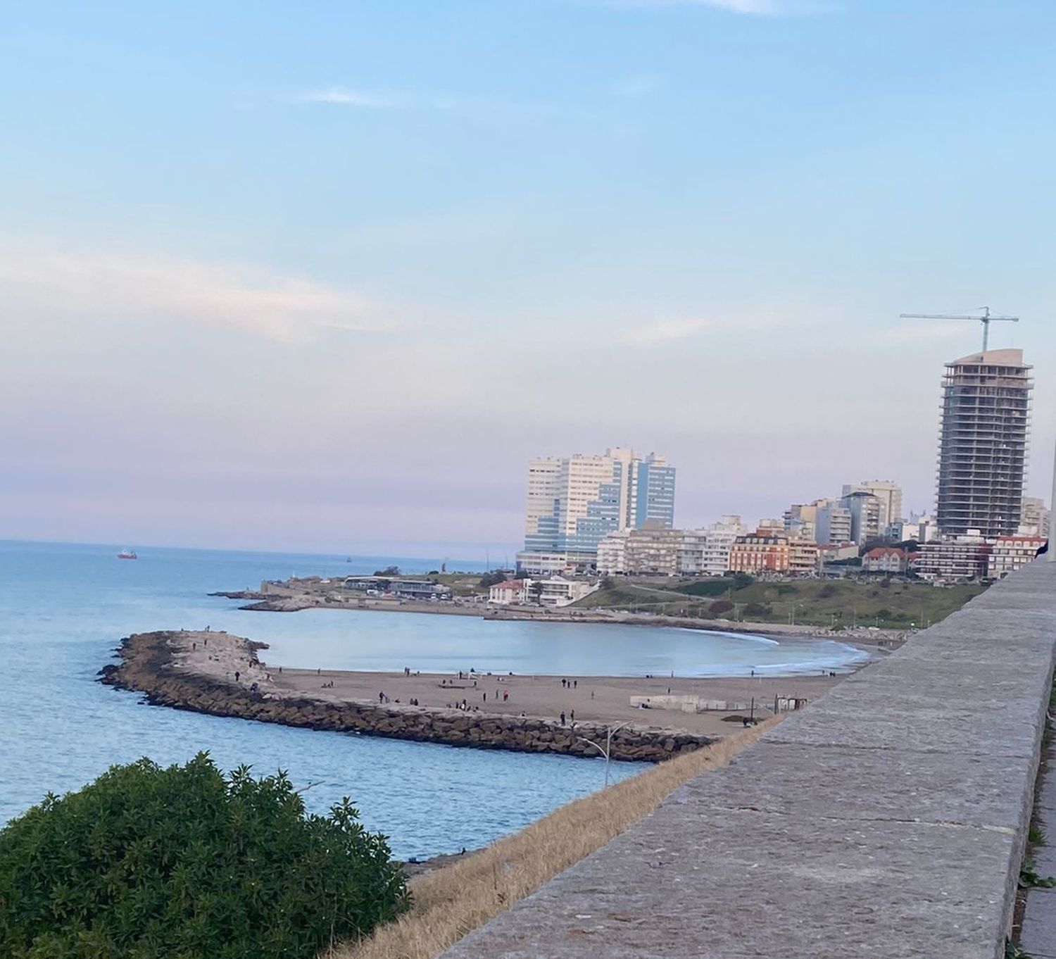 La jornada invitará a pasear por la costa en este sábado.