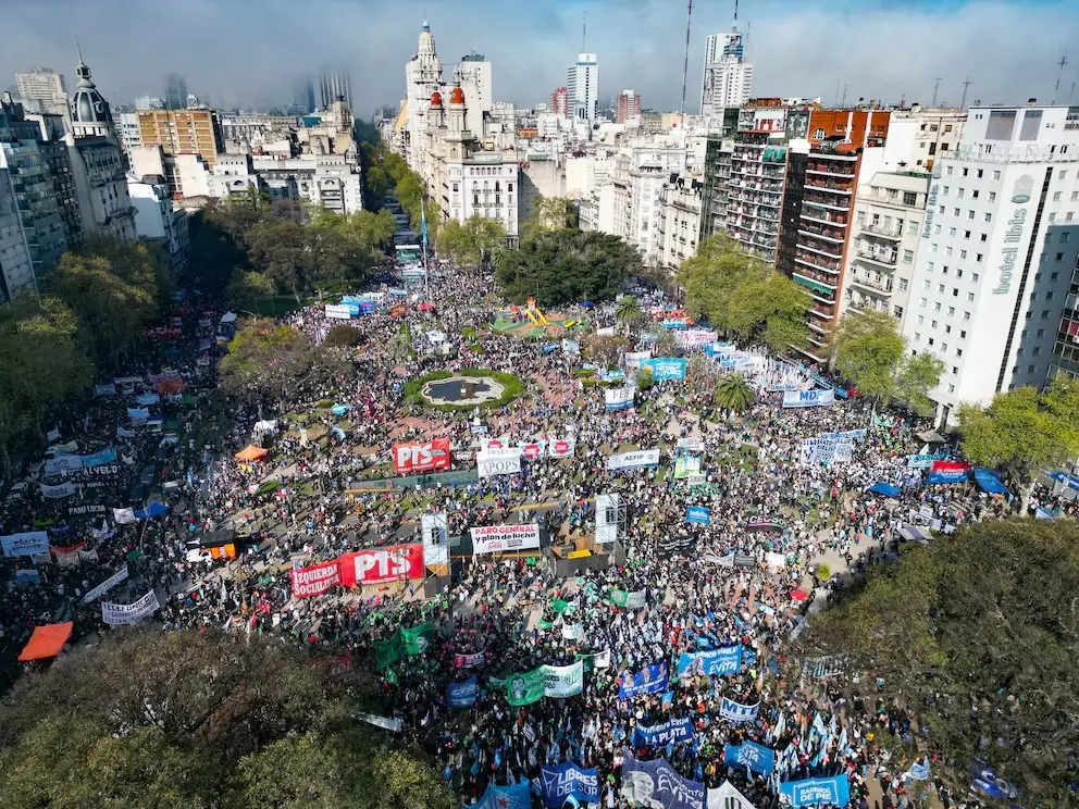 Una multitud se congregó frente al Congreso y celebró el rechazo a los vetos de Milei