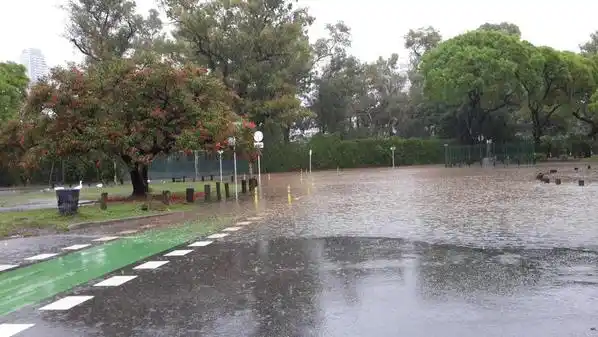 Temporal: Por la lluvia se desbordó uno de los lagos de Palermo 