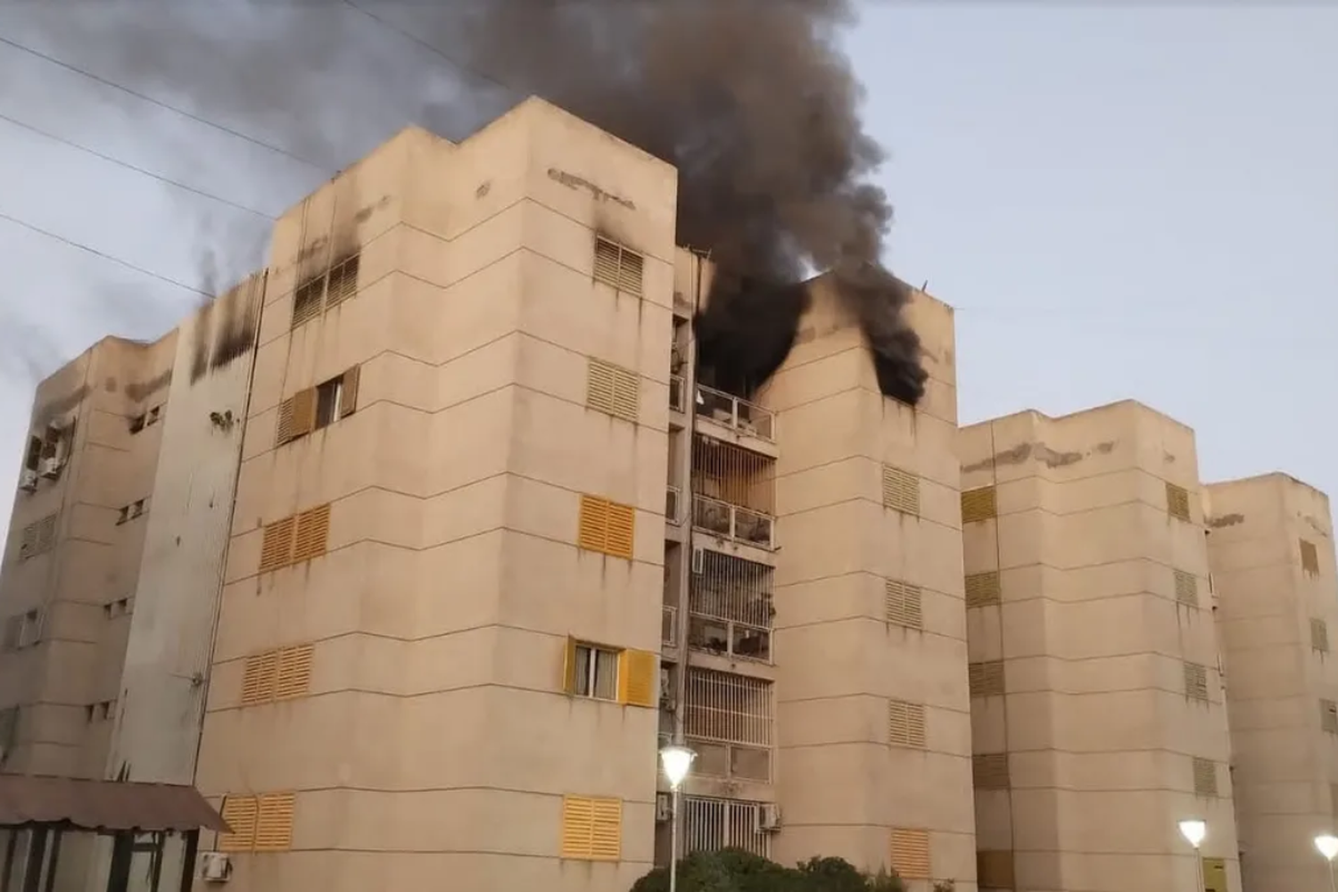 El humo resultante fue visible desde varios lugares de la ciudad.